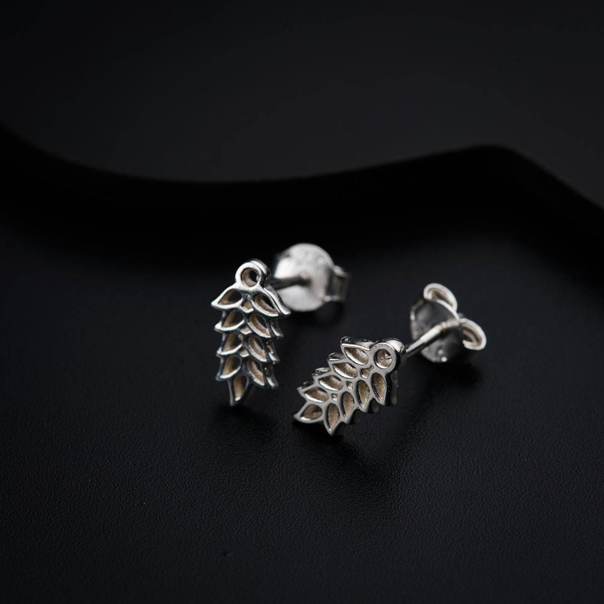 Elegant Silver Earrings Featuring Beautiful Leaf Design