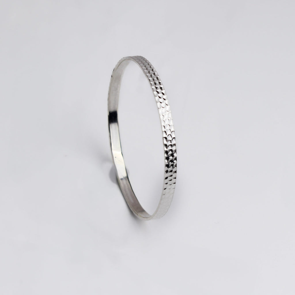 Stijlvolle Gehamerde Zilveren Bangle voor Elegante Looks