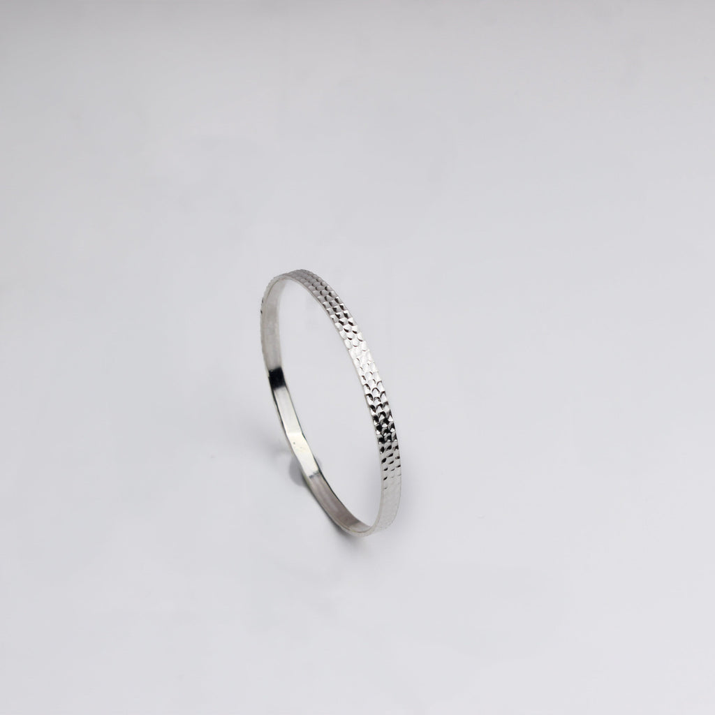 Stijlvolle Gehamerde Zilveren Bangle voor Elegante Looks