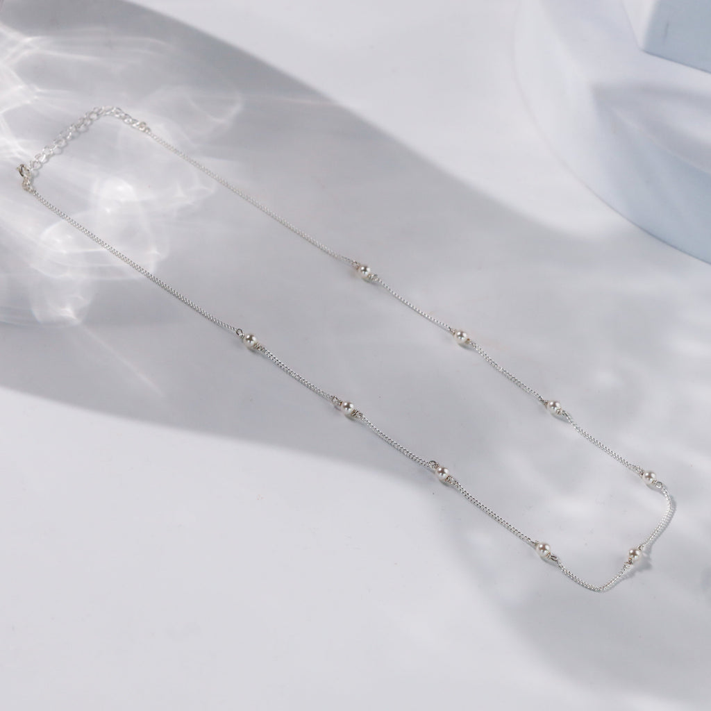 Elegance intemporelle avec notre chaîne classique en perles blanches