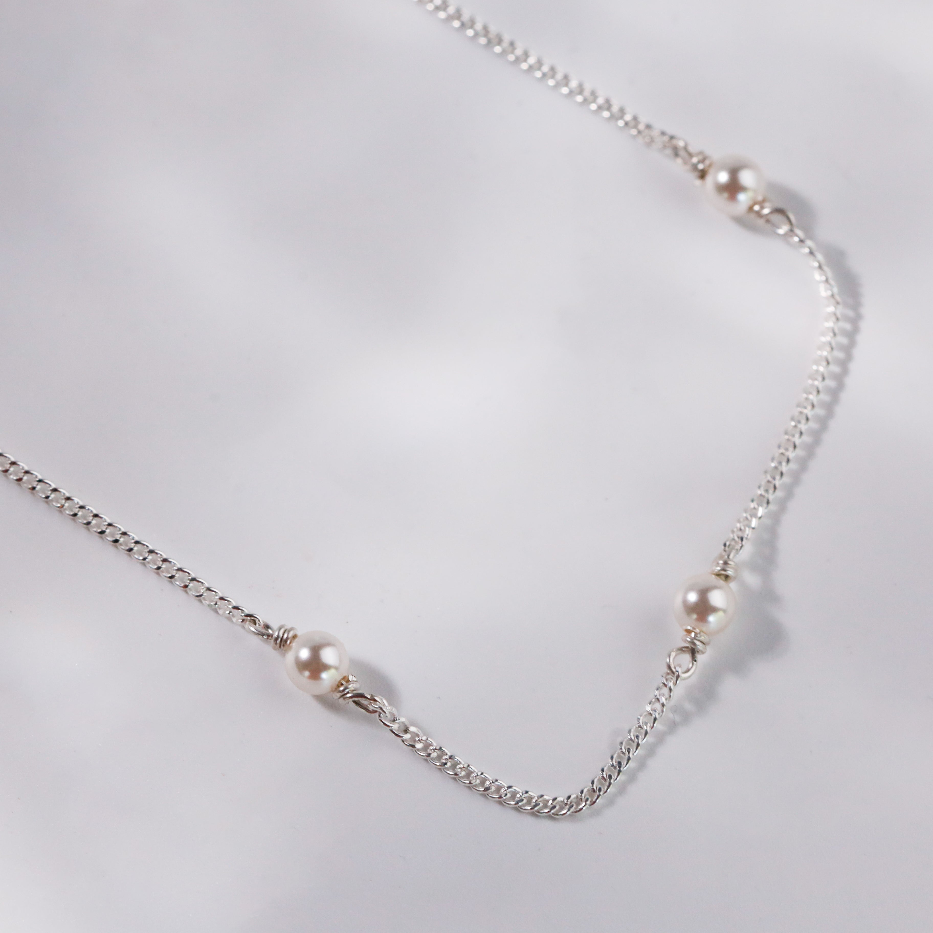 Elegance intemporelle avec notre chaîne classique en perles blanches