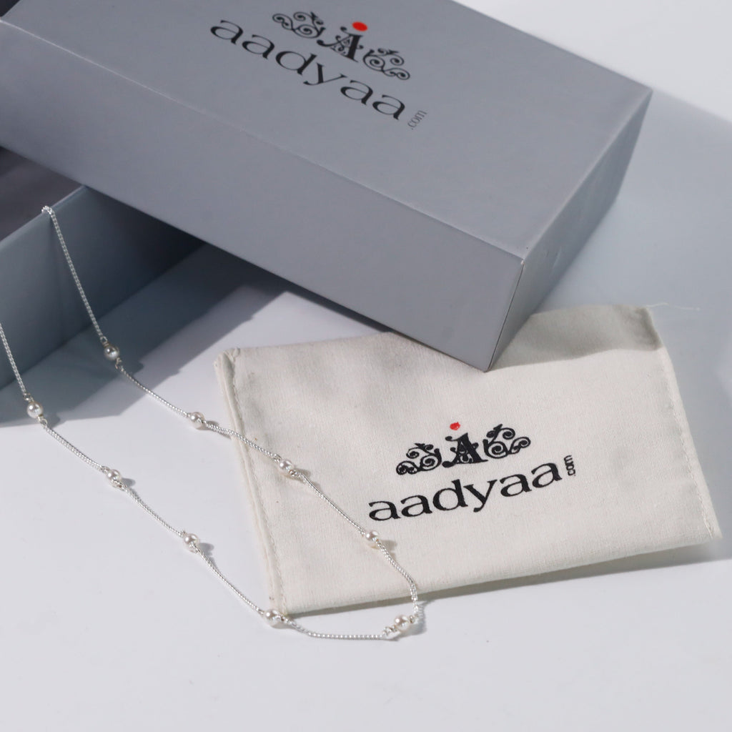 Elegance intemporelle avec notre chaîne classique en perles blanches