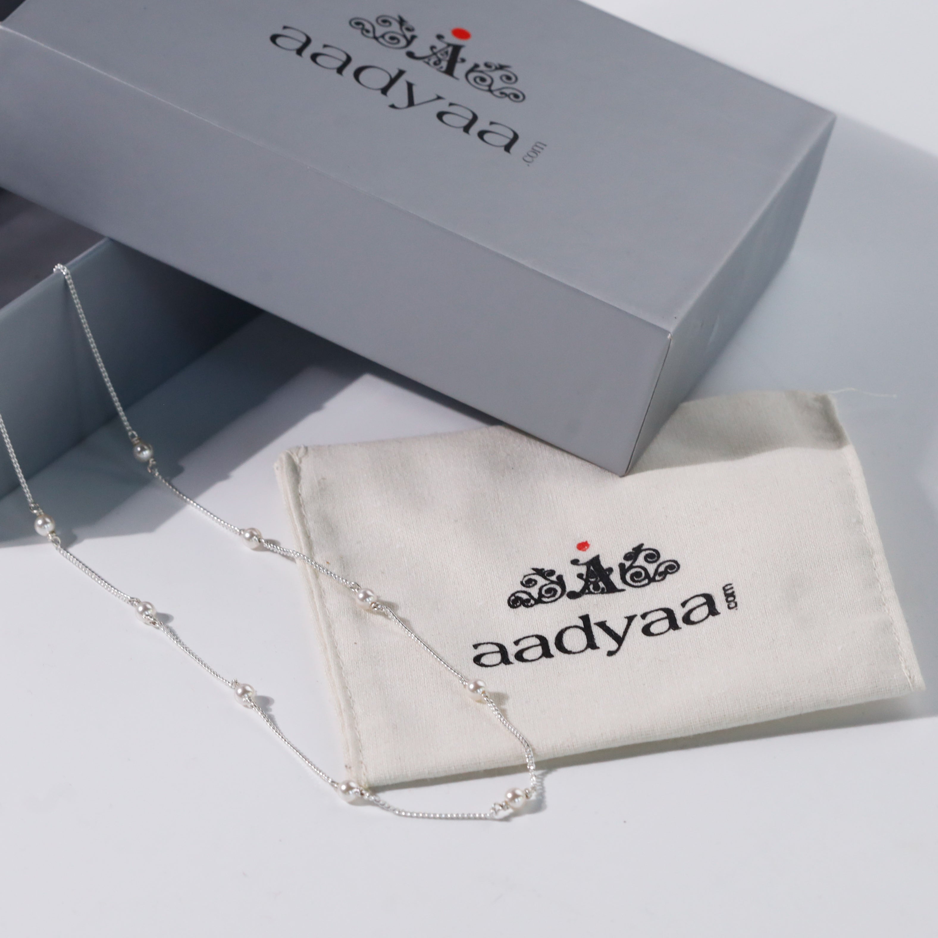 Elegance intemporelle avec notre chaîne classique en perles blanches