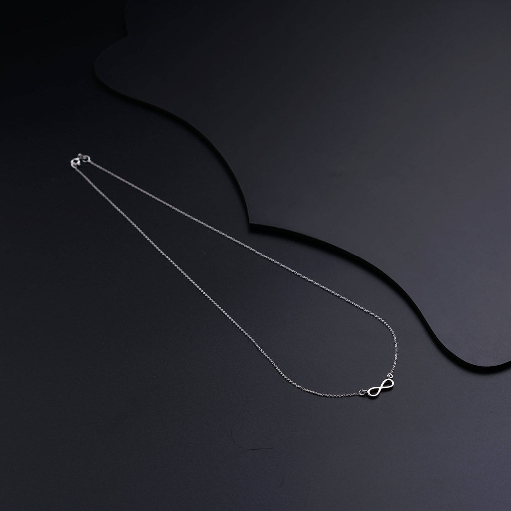 Elegant Silver Necklace Featuring a Stunning Infinity Pendant