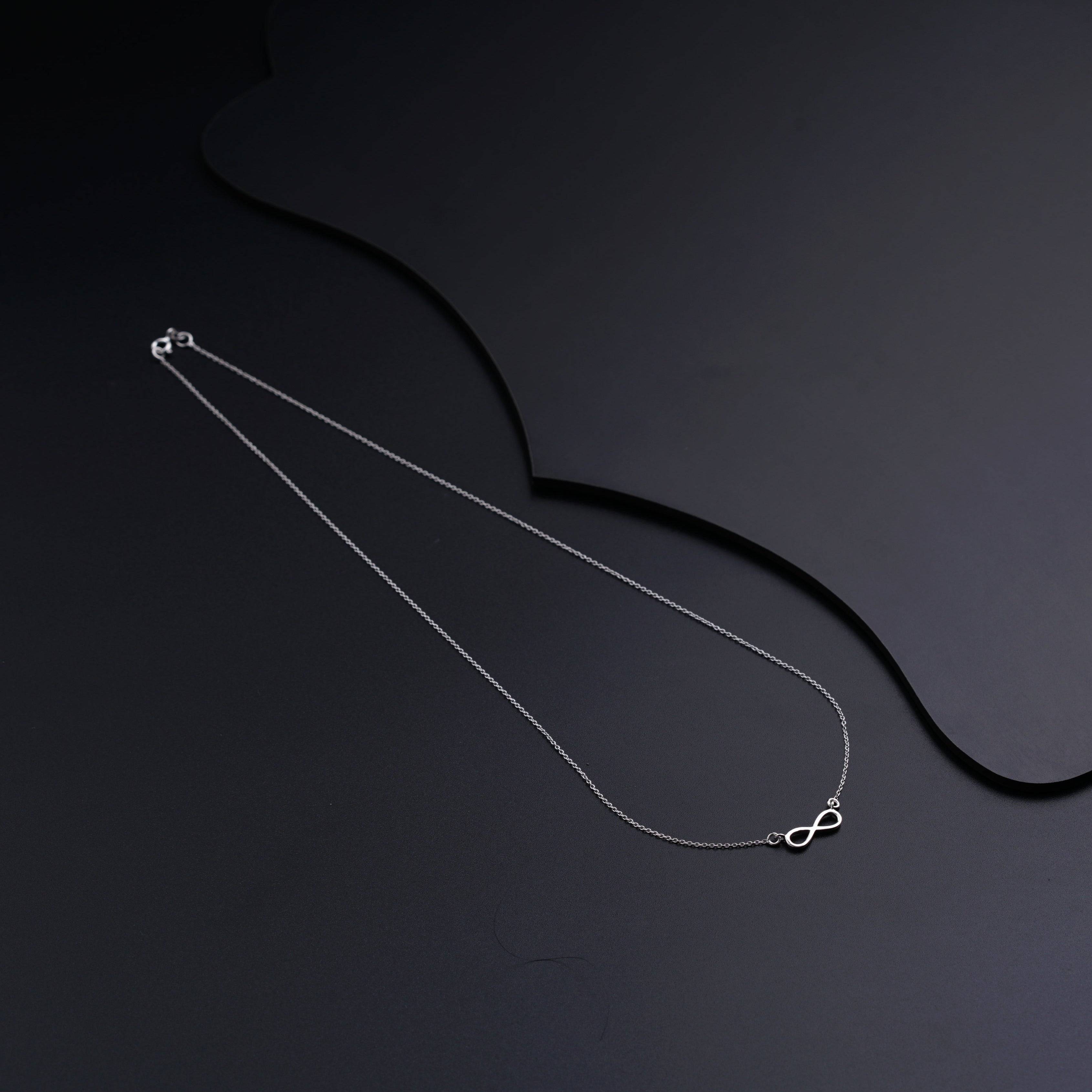 Elegant Silver Necklace Featuring a Stunning Infinity Pendant