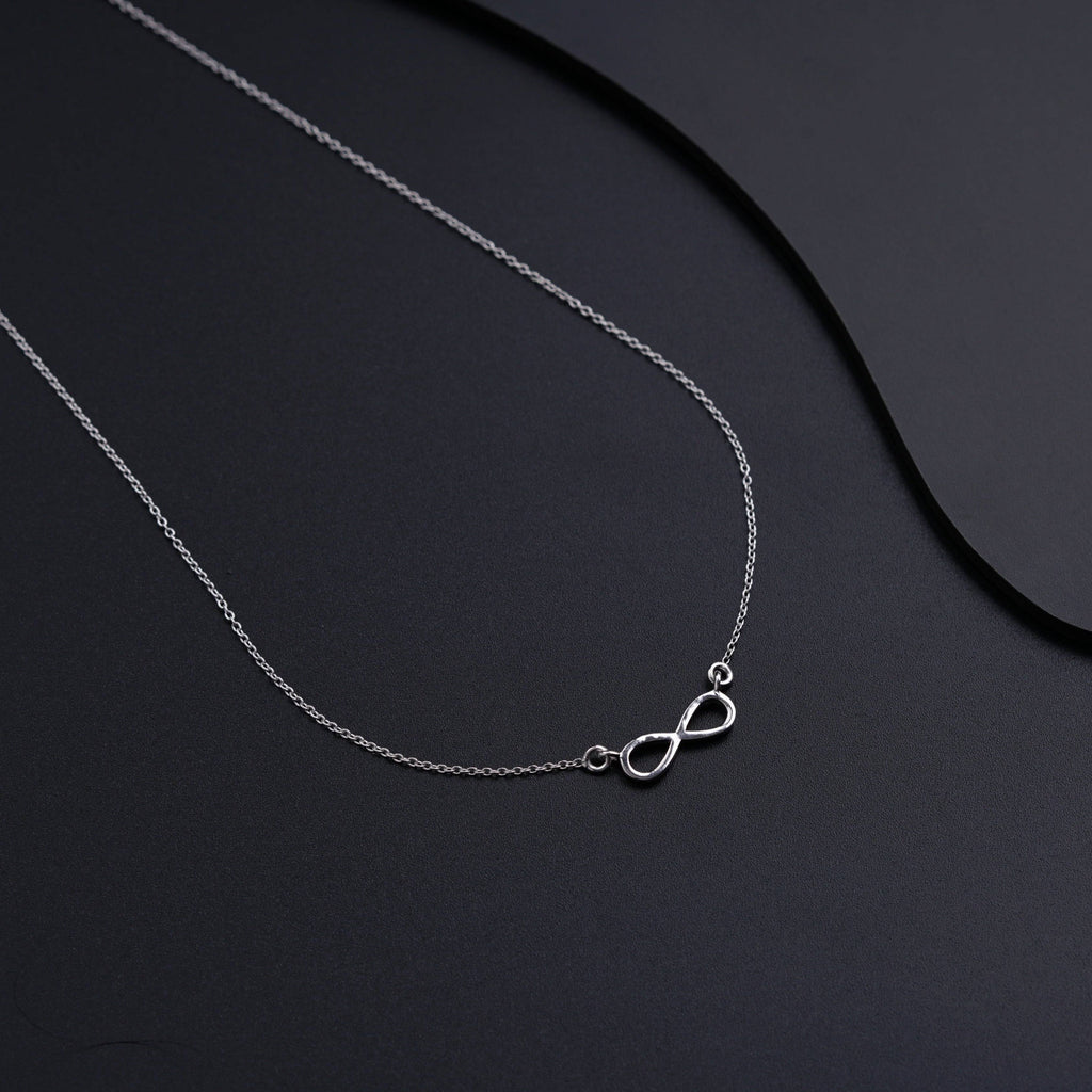 Elegant Silver Necklace Featuring a Stunning Infinity Pendant