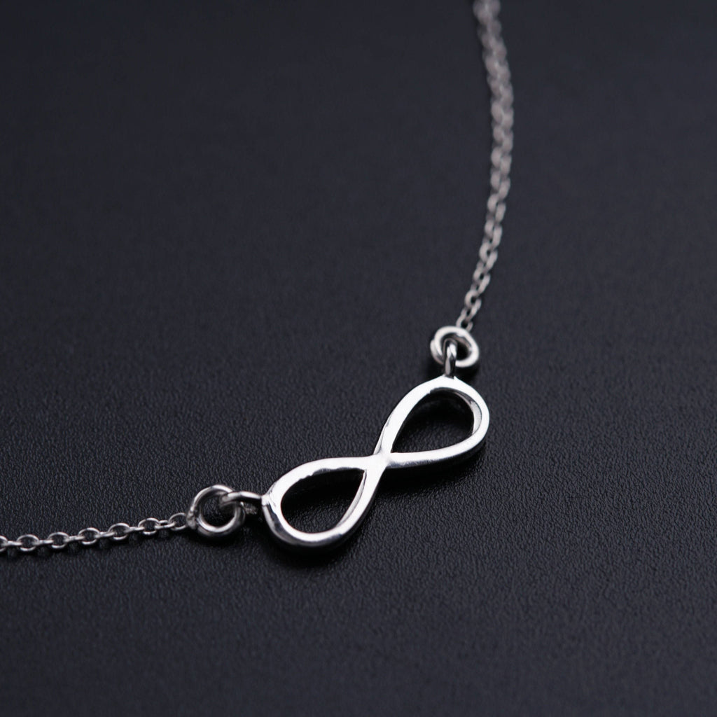 Elegant Silver Necklace Featuring a Stunning Infinity Pendant